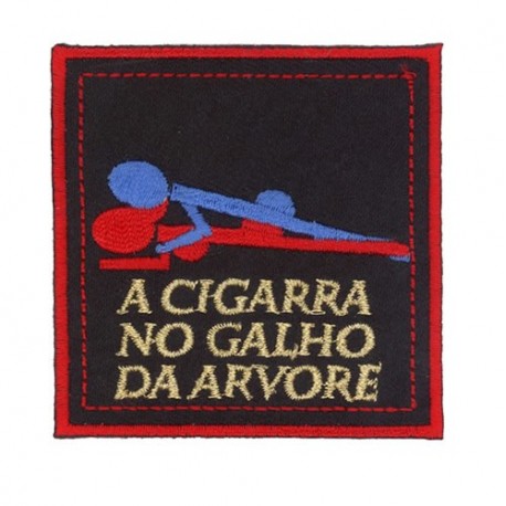 A Cigarra No Galho Da Arvore