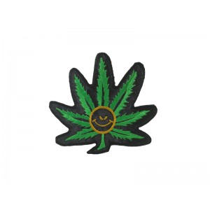 Hoja de cannabis sonriente